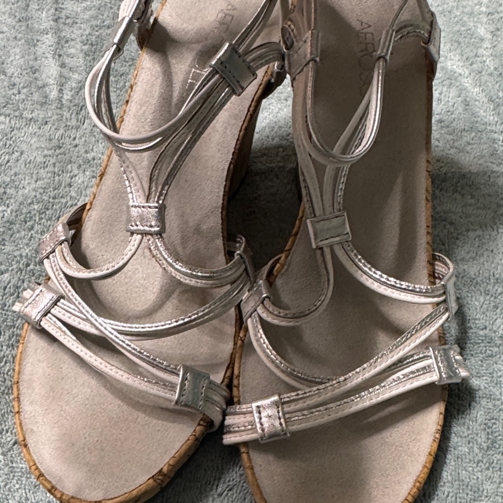 AEROSOLES Women's Metallic Strappy Sandals CUTE and COMFY - Picture 2 of 8